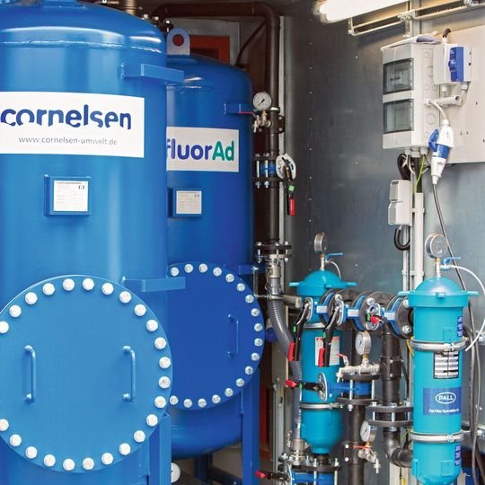 Die in einen Übersee-Container untergebrachte „Mobile Löschwasser-Behandlungsanlage“ ist in der Lage, mit per- und polyfluorierten Chemikalien (PFC) belastete Löschwässer zu reinigen. Die in einen Übersee-Container untergebrachte „Mobile Löschwasser-Behandlungsanlage“ ist in der Lage, mit per- und polyfluorierten Chemikalien (PFC) belastete Löschwässer zu reinigen.