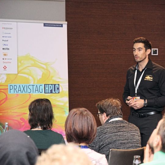 2018 war Dr. Dennis Kühbeck als Vertreter von Shodex auf dem Praxistag HPLC Berlin. 2018 war Dr. Dennis Kühbeck als Vertreter von Shodex auf dem Praxistag HPLC Berlin.