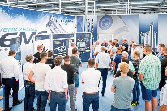 Die „Wissenswerkstatt“ von Ingersoll, Schunk und Zoller zeigt, wie das Gesamtsystem aus Schneide, Spannmittel und Werkzeugmanagement wirkungsvoll optimiert werden kann. Die „Wissenswerkstatt“ von Ingersoll, Schunk und Zoller zeigt, wie das Gesamtsystem aus Schneide, Spannmittel und Werkzeugmanagement wirkungsvoll optimiert werden kann.