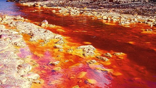 Durch Pyritverwitterung versauertes eisenreiches Wasser im Rio Tinto, Spanien. Wenn in Eiszeiten der Meeresspiegel fällt, verlagern sich die Küsten Richtung Ozean und es werden mehr als 20 Millionen Quadratkilometerpotenziell pyrithaltiger Schelfsedimente entwässert. In den Eiszeiten könnten viele Küstengewässer aufgrund der Pyritverwitterung in den ehemaligen Schelfsedimenten ähnlich ausgesehen haben. Durch Pyritverwitterung versauertes eisenreiches Wasser im Rio Tinto, Spanien. Wenn in Eiszeiten der Meeresspiegel fällt, verlagern sich die Küsten Richtung Ozean und es werden mehr als 20 Millionen Quadratkilometerpotenziell pyrithaltiger Schelfsedimente entwässert. In den Eiszeiten könnten viele Küstengewässer aufgrund der Pyritverwitterung in den ehemaligen Schelfsedimenten ähnlich ausgesehen haben.
