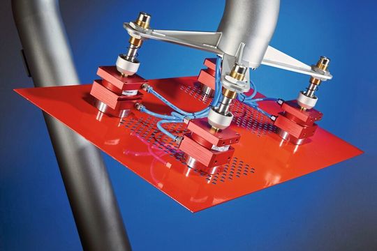Vertikaler Zugriff auf Bleche in der Automobil- und Metallindustrie: Der Magnetgreifer für Roboter eignet sich unter anderem zum einzelnen Anheben und Transportieren von dünnen und auch perforierten Stahlblechen. Vertikaler Zugriff auf Bleche in der Automobil- und Metallindustrie: Der Magnetgreifer für Roboter eignet sich unter anderem zum einzelnen Anheben und Transportieren von dünnen und auch perforierten Stahlblechen.