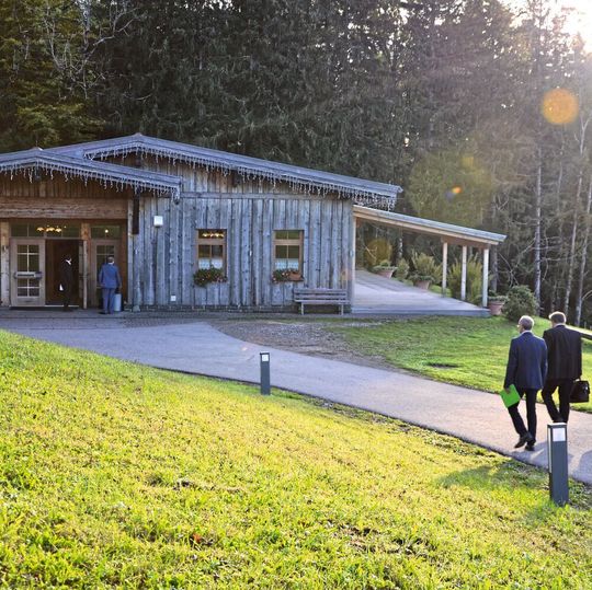 Das Labor der Zukunft – im Grünen? Hier in Isny im Allgäu diskutieren die Teilnehmer des Waldner-Symposiums über Labore von morgen. Das Labor der Zukunft – im Grünen? Hier in Isny im Allgäu diskutieren die Teilnehmer des Waldner-Symposiums über Labore von morgen.