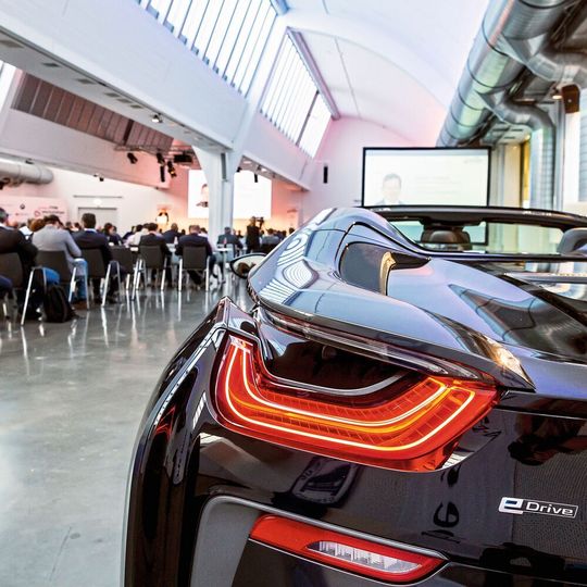 Ein Elektroauto stand auch bei der Fachtagung 2018 bereits als Blickfang im Saal. Dieses Jahr spielt es die Hauptrolle. Ein Elektroauto stand auch bei der Fachtagung 2018 bereits als Blickfang im Saal. Dieses Jahr spielt es die Hauptrolle.