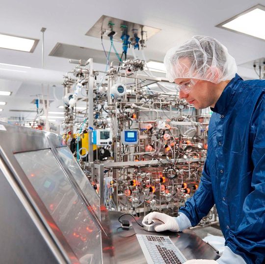 Das neue Werk von Sanofi ist eine der ersten digitalen Produktionsstätten weltweit, die eine kontinuierliche, intensivierte Produktionstechnologie für Biologika einsetzt. Das neue Werk von Sanofi ist eine der ersten digitalen Produktionsstätten weltweit, die eine kontinuierliche, intensivierte Produktionstechnologie für Biologika einsetzt.