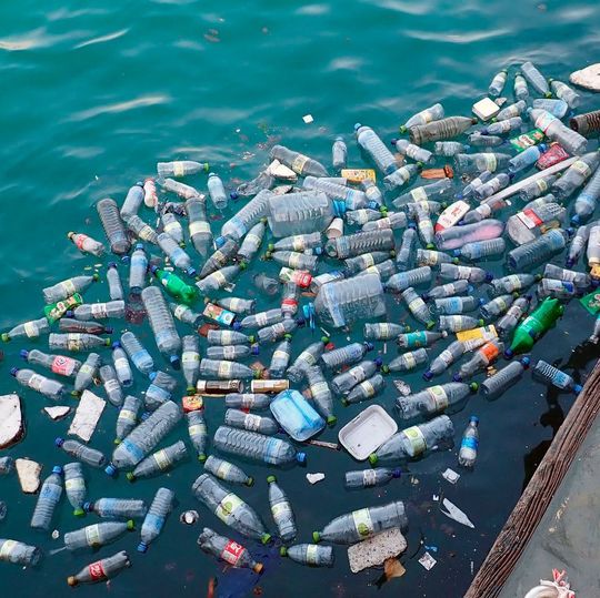 Kunststoffe sind eine wichtige Ressource, die im Kreislauf geführt werden muss und nicht als Abfall in die Umwelt gelangen darf. Kunststoffe sind eine wichtige Ressource, die im Kreislauf geführt werden muss und nicht als Abfall in die Umwelt gelangen darf.