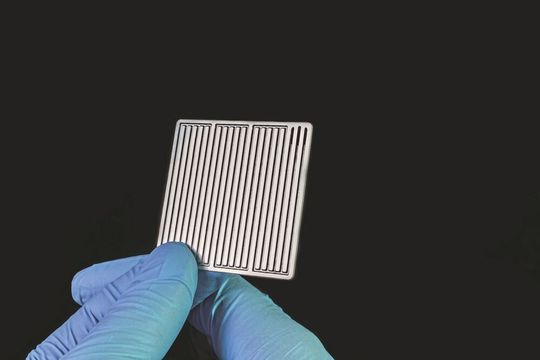 3D-Strukturen einer Bipolarplatte für Brennstoffzellen können mit der neuen 3D-Messanlage präzise geprüft werden. 3D-Strukturen einer Bipolarplatte für Brennstoffzellen können mit der neuen 3D-Messanlage präzise geprüft werden.