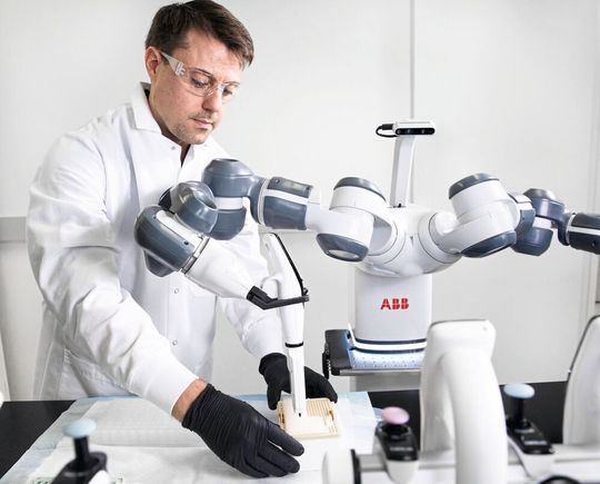 ABB-Konzepte für Laborroboter werden so ausgelegt sein, dass wiederkehrende, filigrane und wenig anspruchsvolle Tätigkeiten ausgeführt werden können. ABB-Konzepte für Laborroboter werden so ausgelegt sein, dass wiederkehrende, filigrane und wenig anspruchsvolle Tätigkeiten ausgeführt werden können.