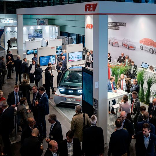 Auf seinem Ausstellungsstand präsentierte FEV zukunftsweisende Entwicklungen für eine nachhaltige Mobilität. Auf seinem Ausstellungsstand präsentierte FEV zukunftsweisende Entwicklungen für eine nachhaltige Mobilität.