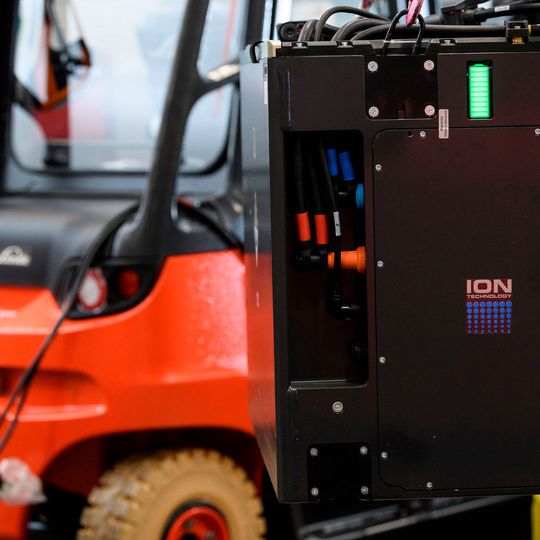 Linde-MH erweitert sein Li-Ion-Batterieportfolio für seine Gegengewichtstapler mit 2 bis 8 t Tragkraft. Linde-MH erweitert sein Li-Ion-Batterieportfolio für seine Gegengewichtstapler mit 2 bis 8 t Tragkraft.