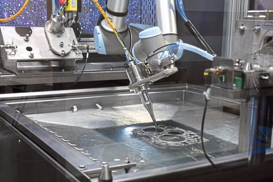 Zahlreiche Aussteller nutzten die Deburring Expo, um neue und weiterentwickelte Systeme vorzustellen, hier eine Roboteranlage für das Entgraten mit Ultraschall. Zahlreiche Aussteller nutzten die Deburring Expo, um neue und weiterentwickelte Systeme vorzustellen, hier eine Roboteranlage für das Entgraten mit Ultraschall.