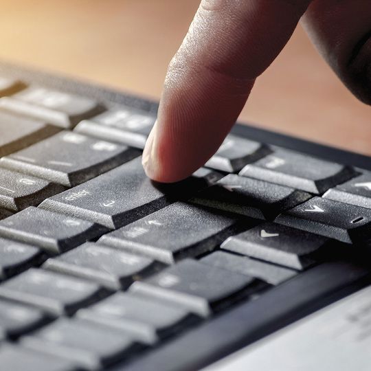 Ein neuer Proofpoint-Report zeigt: 99 Prozent aller Cyberangriffe setzen auf den Menschen als Schwachstelle. Ein neuer Proofpoint-Report zeigt: 99 Prozent aller Cyberangriffe setzen auf den Menschen als Schwachstelle.