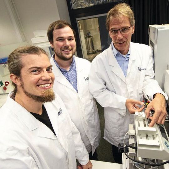 (v.l.) Klaus Wunderling, Philipp Leyendecker und Prof. Dr. Christoph Thiele am Limes-Institut der Universität Bonn. (v.l.) Klaus Wunderling, Philipp Leyendecker und Prof. Dr. Christoph Thiele am Limes-Institut der Universität Bonn.