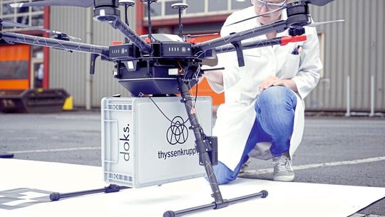 Eine Labormitarbeiterin entnimmt die bereitgestellte Box, in der bis zu 30 Probedosen Platz finden.