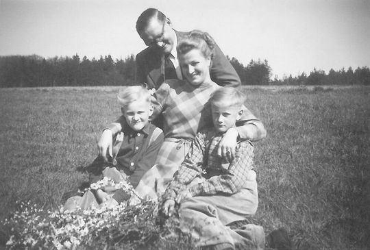 Haben Sie ihn erkannt? – Richtig – links der Blonde, das ist Dietmar Harting. Daneben sein Bruder Jürgen und die Eltern Marie und Wilhelm. Am 15. September 2019 wurde der langjährige Vorsitzende der Harting Technologiegruppe 80 Jahre alt. Haben Sie ihn erkannt? – Richtig – links der Blonde, das ist Dietmar Harting. Daneben sein Bruder Jürgen und die Eltern Marie und Wilhelm. Am 15. September 2019 wurde der langjährige Vorsitzende der Harting Technologiegruppe 80 Jahre alt.