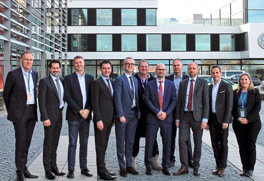Unterzeichnung der Absichtserklärung im Dezember 2018. Von links nach rechts: Dr. Sven Hicken (Business Unit Head, Oerlikon AM), Prof. Dr. Thomas Hofmann (Präsident, TUM), Jason Oliver (Präsident und CEO, GE Additive), Dr. Wolfgang Dierker (CEO,GE Deutschland), Dr. Christoph Laumen (Executive Director R&D, Linde AG), Prof. Dr. Michael Süß (Präsident des Verwaltungsrats, Oerlikon Konzern), Dr. Christian Haecker (Head of Industrialization, Oerlikon AM), Dr. Andreas Lessmann (Managing Director, GE Additive Germany GmbH, Senior Leader, Legal Operations), Dr. Christian Bruch (Executive Vice President & CEO, Linde Engineering), Andreas Rohregger (Head of Global Properties, GE Additive), Dr. Alice Beck (Stellvertretende Leiterin, TUM ForTe) Unterzeichnung der Absichtserklärung im Dezember 2018. Von links nach rechts: Dr. Sven Hicken (Business Unit Head, Oerlikon AM), Prof. Dr. Thomas Hofmann (Präsident, TUM), Jason Oliver (Präsident und CEO, GE Additive), Dr. Wolfgang Dierker (CEO,GE Deutschland), Dr. Christoph Laumen (Executive Director R&D, Linde AG), Prof. Dr. Michael Süß (Präsident des Verwaltungsrats, Oerlikon Konzern), Dr. Christian Haecker (Head of Industrialization, Oerlikon AM), Dr. Andreas Lessmann (Managing Director, GE Additive Germany GmbH, Senior Leader, Legal Operations), Dr. Christian Bruch (Executive Vice President & CEO, Linde Engineering), Andreas Rohregger (Head of Global Properties, GE Additive), Dr. Alice Beck (Stellvertretende Leiterin, TUM ForTe)