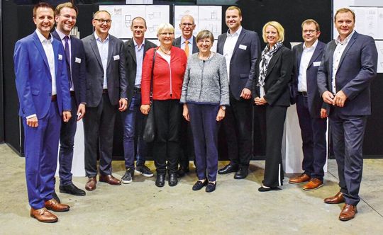 Die FADZ-Initiatoren zusammen mit Regierungspräsidentin Heidrun Piwernetz und Frank Ebert. Die FADZ-Initiatoren zusammen mit Regierungspräsidentin Heidrun Piwernetz und Frank Ebert.
