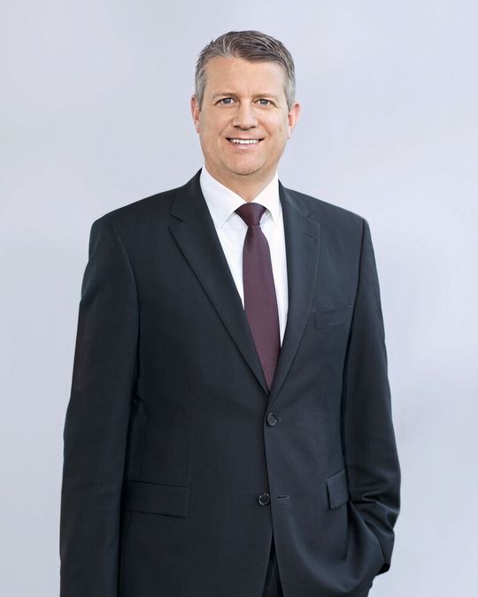 „Der Konzernbereichsleitung von Voith Turbo ist bewusst, dass die geplanten Einschnitte an den betroffenen Standorten sehr schmerzhaft sind“, so Dr. Uwe Knotzer, Vorsitzender der Geschäftsleitung Konzernbereich Turbo. „Der Konzernbereichsleitung von Voith Turbo ist bewusst, dass die geplanten Einschnitte an den betroffenen Standorten sehr schmerzhaft sind“, so Dr. Uwe Knotzer, Vorsitzender der Geschäftsleitung Konzernbereich Turbo.