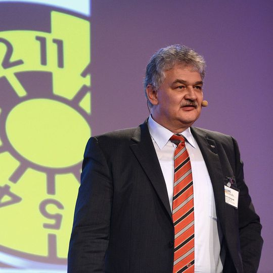 GTÜ-Experte Hermann Schenk erklärt den Werkstätten die Neuerungen bei der AU. GTÜ-Experte Hermann Schenk erklärt den Werkstätten die Neuerungen bei der AU.