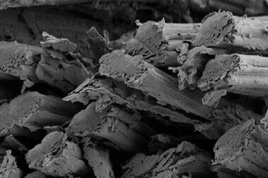 Die Drexel-Forscher haben Cellulosegarn mit Flocken aus einem zweidimensionalen Material, genannt MXene, zu beschichten. Damit kann es zu Funktionsgeweben verarbeitet werden. Die Drexel-Forscher haben Cellulosegarn mit Flocken aus einem zweidimensionalen Material, genannt MXene, zu beschichten. Damit kann es zu Funktionsgeweben verarbeitet werden.