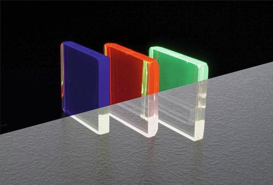 Lumineszierende Gläser leuchten unter ultraviolettem (UV) Licht (oben) und sind unter Raumlicht transparent (unten). Der Farbeindruck wird durch den verwendeten Dotierstoff bestimmt: blau (Thulium), rot (Europium) und grün (Terbium). Lumineszierende Gläser leuchten unter ultraviolettem (UV) Licht (oben) und sind unter Raumlicht transparent (unten). Der Farbeindruck wird durch den verwendeten Dotierstoff bestimmt: blau (Thulium), rot (Europium) und grün (Terbium).