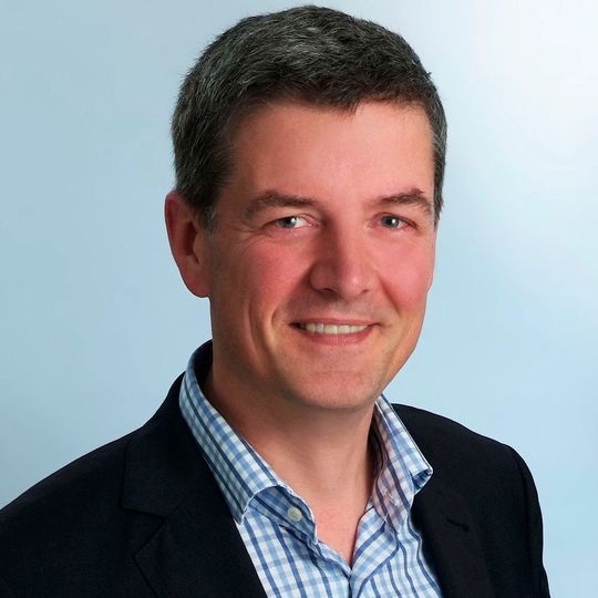 Dr. Jörg von Steinaecker, Berater im Kfz-Gewerbe mit langjähriger Branchenerfahrung, spricht auf dem „Mobile.de Weckruf 2019“ darüber, was Onlinenutzer von den Internetauftritten der Automobilhändler erwarten. Dr. Jörg von Steinaecker, Berater im Kfz-Gewerbe mit langjähriger Branchenerfahrung, spricht auf dem „Mobile.de Weckruf 2019“ darüber, was Onlinenutzer von den Internetauftritten der Automobilhändler erwarten.