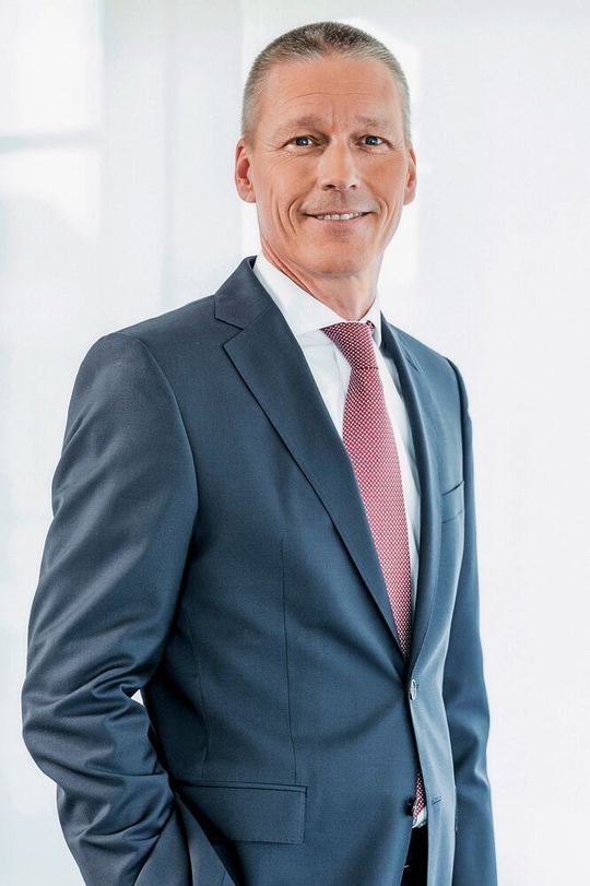 „Die Automatisierer im ZVEI sind heute schon Lösungsanbieter für Digitalisierung und Energieeffizienz. Jetzt müssen wir gemeinsam die Zukunftstechnologien Künstliche Intelligenz, Edge und Cloud Computing in den Fokus nehmen, um Industrie 4.0 weiter erfolgreich zu gestalten“, sagt Dr. Mrosik. „Die Automatisierer im ZVEI sind heute schon Lösungsanbieter für Digitalisierung und Energieeffizienz. Jetzt müssen wir gemeinsam die Zukunftstechnologien Künstliche Intelligenz, Edge und Cloud Computing in den Fokus nehmen, um Industrie 4.0 weiter erfolgreich zu gestalten“, sagt Dr. Mrosik.