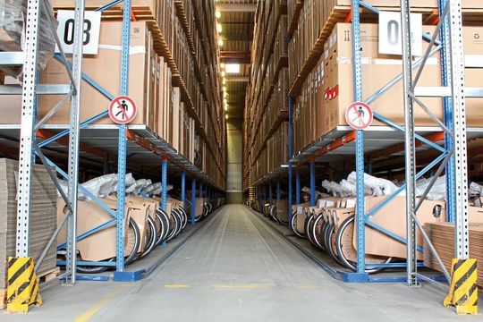 Mit dem steigenden Absatz der in Vollkartons verpackten E-Bikes hat sich das zu lagernde Volumen in den letzten Jahren enorm erhöht. Mit dem steigenden Absatz der in Vollkartons verpackten E-Bikes hat sich das zu lagernde Volumen in den letzten Jahren enorm erhöht.