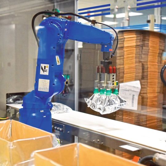 Ohne menschlichen Eingriff: Roboter mit Insulinbeutel. Ohne menschlichen Eingriff: Roboter mit Insulinbeutel.