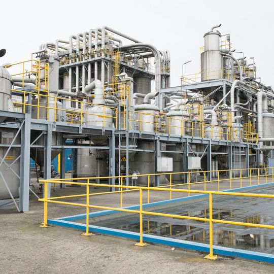 Das Polycarbonat auf ISCC Plus zertifizierter Rohstoffbasis wird zunächst im Sabic-Werk Bergen op Zoom (Niederlande) hergestellt und künftig weltweit verfügbar sein Das Polycarbonat auf ISCC Plus zertifizierter Rohstoffbasis wird zunächst im Sabic-Werk Bergen op Zoom (Niederlande) hergestellt und künftig weltweit verfügbar sein