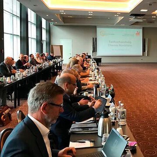Im Tarifbezirk Nordrhein begannen die regionalen Verhandlungen der Gewerkschaft mit den Arbeitgebern. Im Tarifbezirk Nordrhein begannen die regionalen Verhandlungen der Gewerkschaft mit den Arbeitgebern.