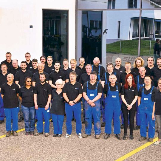 Microwaterjet im 30. Jubiläumsjahr: Laut Aussage des Geschäftsführers Walter Maurer hat sein Team die Erfolgsgeschichte des Unternehmens in den letzten drei Jahrzehnten massgeblich geprägt. Microwaterjet im 30. Jubiläumsjahr: Laut Aussage des Geschäftsführers Walter Maurer hat sein Team die Erfolgsgeschichte des Unternehmens in den letzten drei Jahrzehnten massgeblich geprägt.
