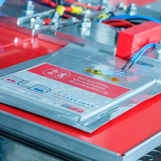 Batterien für Autos sind eine Wissenschaft für sich. Den Vorsprung der Chinesen sollte Europa Ferdinand Dudenhöffer zufolge mit Kooperationen kompensieren. Batterien für Autos sind eine Wissenschaft für sich. Den Vorsprung der Chinesen sollte Europa Ferdinand Dudenhöffer zufolge mit Kooperationen kompensieren.