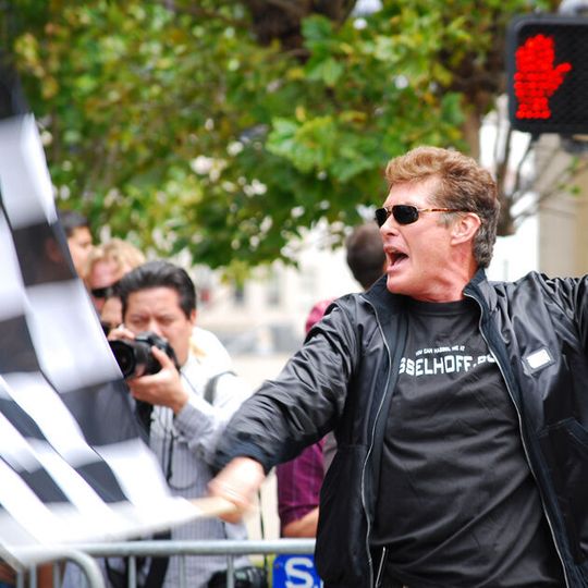 Sänger und Schauspieler David Hasselhoff hat sich anlässlich eines Besuchs in Berlin zum 30. Jahrestag des Mauerfalls als Trabbi-Fan geoutet. Sänger und Schauspieler David Hasselhoff hat sich anlässlich eines Besuchs in Berlin zum 30. Jahrestag des Mauerfalls als Trabbi-Fan geoutet.