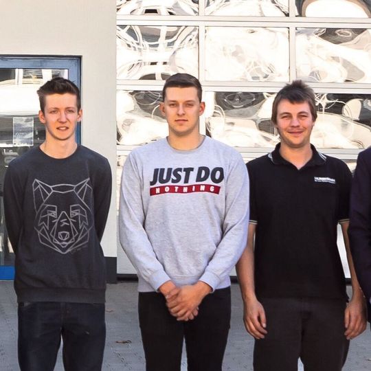 Die Besten beim praktischen Leistungswettbewerb 2019 in Hessen: Sieger Luca Drews (Mitte), der Zweitplatzierte Lucas Springer (li.) und auf Platz drei Dominik Gebauer (re.). Die Besten beim praktischen Leistungswettbewerb 2019 in Hessen: Sieger Luca Drews (Mitte), der Zweitplatzierte Lucas Springer (li.) und auf Platz drei Dominik Gebauer (re.).