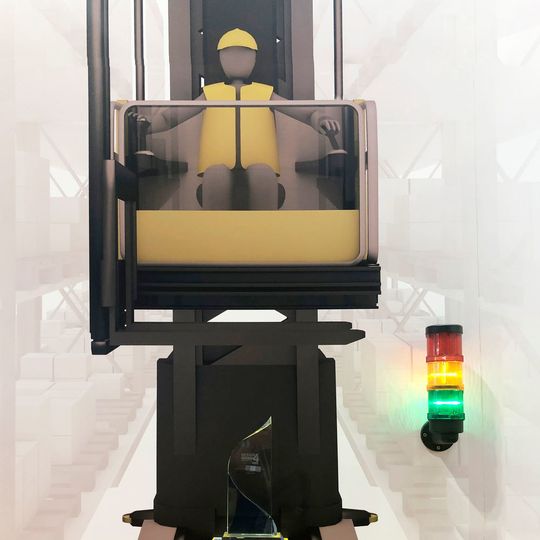 „Eloprotect“ warnt Mitarbeiter mit visuellen und akustischen Signalen. „Eloprotect“ warnt Mitarbeiter mit visuellen und akustischen Signalen.