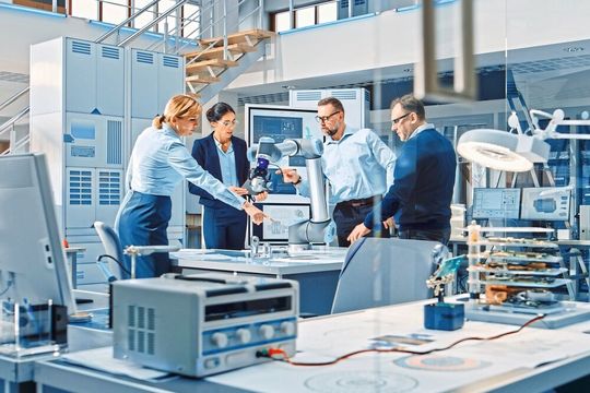 Wenn es um den Einsatz von KI in der Industrie geht, raten Experten Unternehmen zur Zusammenarbeit mit Forschern. Wenn es um den Einsatz von KI in der Industrie geht, raten Experten Unternehmen zur Zusammenarbeit mit Forschern.