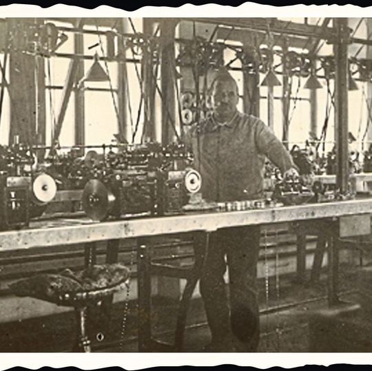Louis Affolter in seiner Werkstatt 1919. Louis Affolter in seiner Werkstatt 1919.
