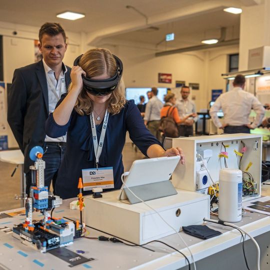 Auf der D2i: Die Redaktion der Elektronikpraxis unterstützt den Wissensaustausch zwischen industriellen Traditionsunternehmen und Startup-Szene als offizieller Medienpartner. Mit dem Webcode D2i_ElektronikPraxis erhalten Konferenzbesucher 15 Prozent Rabatt auf den Ticketpreis von 499 €. Auf der D2i: Die Redaktion der Elektronikpraxis unterstützt den Wissensaustausch zwischen industriellen Traditionsunternehmen und Startup-Szene als offizieller Medienpartner. Mit dem Webcode D2i_ElektronikPraxis erhalten Konferenzbesucher 15 Prozent Rabatt auf den Ticketpreis von 499 €.