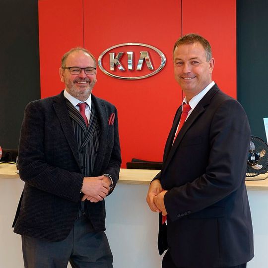 Die Brüder Jochen (links, Geschäftsführer) und Dietmar Scharf (Serviceleiter) sind das dynamische Führungsduo von Metropol Automobile. Die Brüder Jochen (links, Geschäftsführer) und Dietmar Scharf (Serviceleiter) sind das dynamische Führungsduo von Metropol Automobile.
