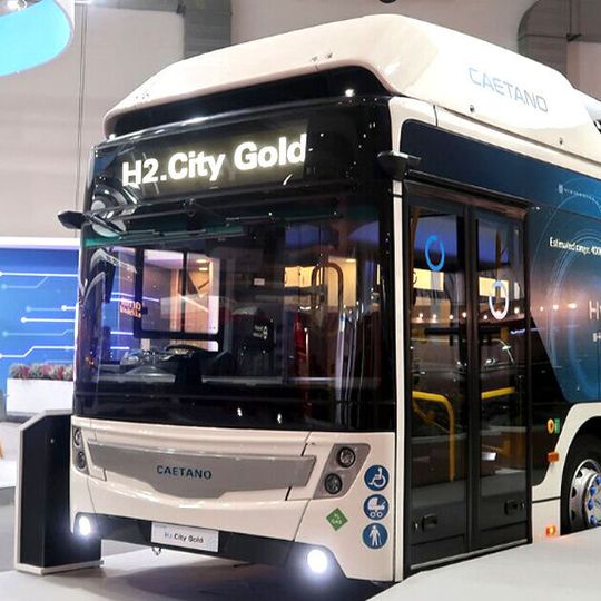Der portugiesische Bushersteller Caetano Bus nutzt im „H2 City Gold“ das Brennstoffzellensystem des Toyota Mirai. Der portugiesische Bushersteller Caetano Bus nutzt im „H2 City Gold“ das Brennstoffzellensystem des Toyota Mirai.