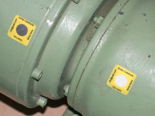 Celsi-Temperaturetiketten verfärben sich von Weiß nach Schwarz, wird ihre Temperaturschwelle überschritten. Hier im Bild Celsi-Jumbo-Etiketten mit einer Temperaturschwelle von 93 °C; das linke Etikett zeigt eine Überhitzung an. Celsi-Temperaturetiketten verfärben sich von Weiß nach Schwarz, wird ihre Temperaturschwelle überschritten. Hier im Bild Celsi-Jumbo-Etiketten mit einer Temperaturschwelle von 93 °C; das linke Etikett zeigt eine Überhitzung an.