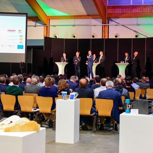 Some 170 guests from the economic sector getting information on digital future technologies. Some 170 guests from the economic sector getting information on digital future technologies.