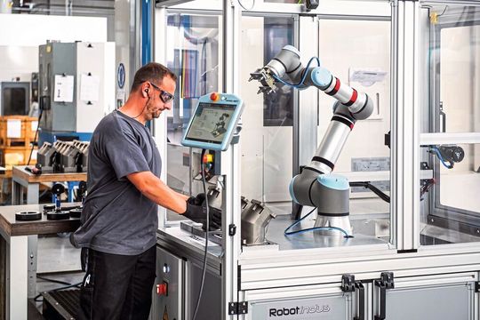 Un robot collaboratif comme l'UR16e soulage les opérateurs des pénibles et répétitives tâches de manutention des pièces lourdes lors des opérations d'usinage, d'ébavurage ou de contrôle. Un robot collaboratif comme l'UR16e soulage les opérateurs des pénibles et répétitives tâches de manutention des pièces lourdes lors des opérations d'usinage, d'ébavurage ou de contrôle.