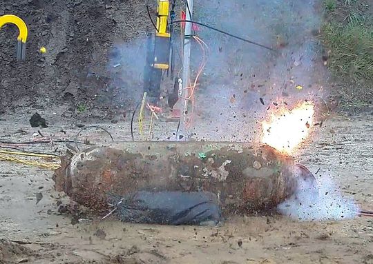 Plopp und zisch, statt bumm: Einen erfolgreichen Feldversuch mit der laserbasierten Deflagration eines Blindgängers aus dem Zweiten Weltkrieg haben Forscher des LZH und Experten des Hamburger Kampfmittel-Räumdienstes jetzt durchgeführt. Die Methode schont sowohl Menschenleben als auch Haus, Hof und Staatssäckel. Plopp und zisch, statt bumm: Einen erfolgreichen Feldversuch mit der laserbasierten Deflagration eines Blindgängers aus dem Zweiten Weltkrieg haben Forscher des LZH und Experten des Hamburger Kampfmittel-Räumdienstes jetzt durchgeführt. Die Methode schont sowohl Menschenleben als auch Haus, Hof und Staatssäckel.