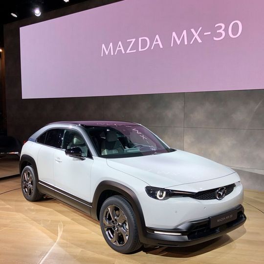 Auf der Heimat-Messe in Tokio hat Mazda jetzt sein erstes rein batteriebetriebenes Elektro-Auto vorgestellt – es hört auf den Namen MX-30. Auf der Heimat-Messe in Tokio hat Mazda jetzt sein erstes rein batteriebetriebenes Elektro-Auto vorgestellt – es hört auf den Namen MX-30.