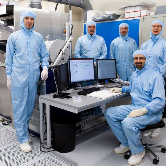 Forschern am Fraunhofer IAF ist es weltweit zum ersten Mal gelungen, Aluminiumscandiumnitrid (AlScN) per metallorganischer chemischer Gasphasenabscheidung (MOCVD) herzustellen. Die Forschergruppe um Gruppenleiter Stefano Leone (vorne rechts) ist stolz auf den gemeinsam errungenen Erfolg. Forschern am Fraunhofer IAF ist es weltweit zum ersten Mal gelungen, Aluminiumscandiumnitrid (AlScN) per metallorganischer chemischer Gasphasenabscheidung (MOCVD) herzustellen. Die Forschergruppe um Gruppenleiter Stefano Leone (vorne rechts) ist stolz auf den gemeinsam errungenen Erfolg.