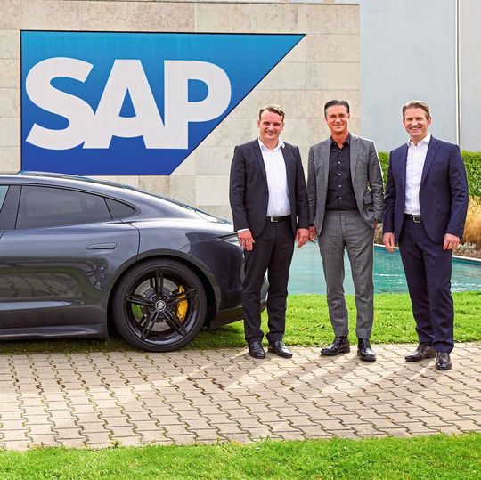 V.li.: SAP-Co-CEO Christian Klein, Porsche-Finanzvorstand Lutz Meschke und SAP-Geschäftsführer Daniel Holz. V.li.: SAP-Co-CEO Christian Klein, Porsche-Finanzvorstand Lutz Meschke und SAP-Geschäftsführer Daniel Holz.