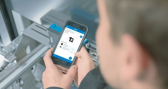 Indem mit dem Smartphone alle Assets gescannt werden, kann die Fertigung schnell digital abgebildet werden. Indem mit dem Smartphone alle Assets gescannt werden, kann die Fertigung schnell digital abgebildet werden.