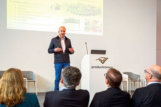 Umfangreiches Vortragsprogramm auf drei Bühnen Umfangreiches Vortragsprogramm auf drei Bühnen