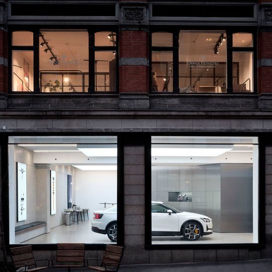 Historische Fassade, modernes Interieur: Polestar hat im Zentrum von Oslo einen Store eröffnet. Historische Fassade, modernes Interieur: Polestar hat im Zentrum von Oslo einen Store eröffnet.